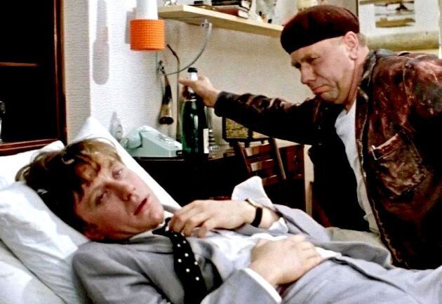 Проснувшись, я должен принять ванну, выпить чашечку кофе...