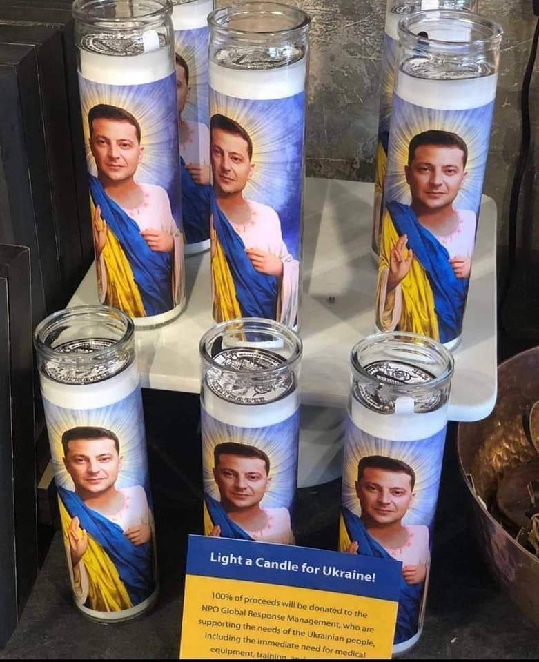 ◼️ Позаимствовали фото из лавки одной из сект украинской диаспоры в Америке. На свечках за Украину там "святой Вован".