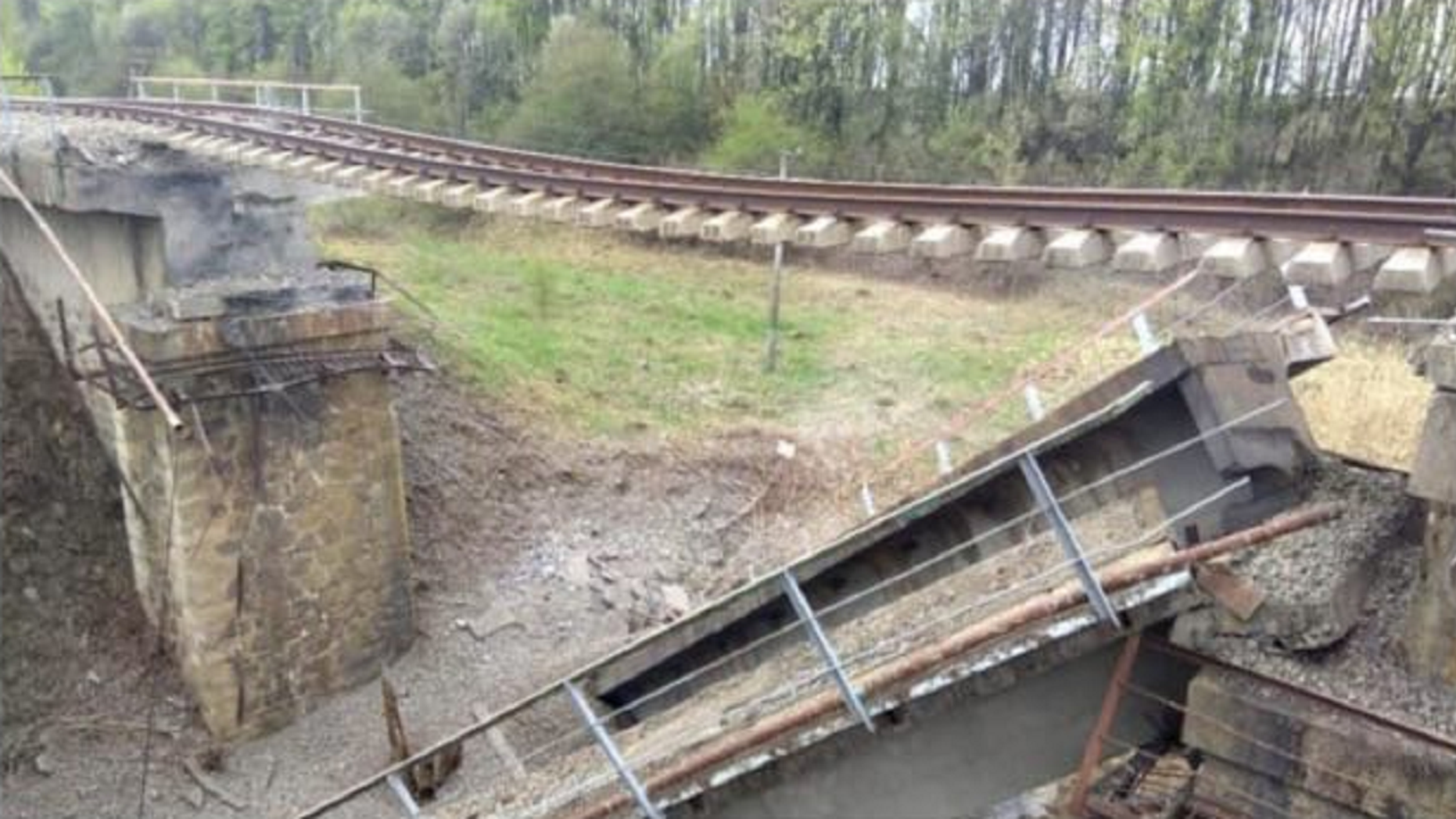 Российский железнодорожный мост взорван вблизи границы с Украиной, чиновник называет это '‘саботажем'’