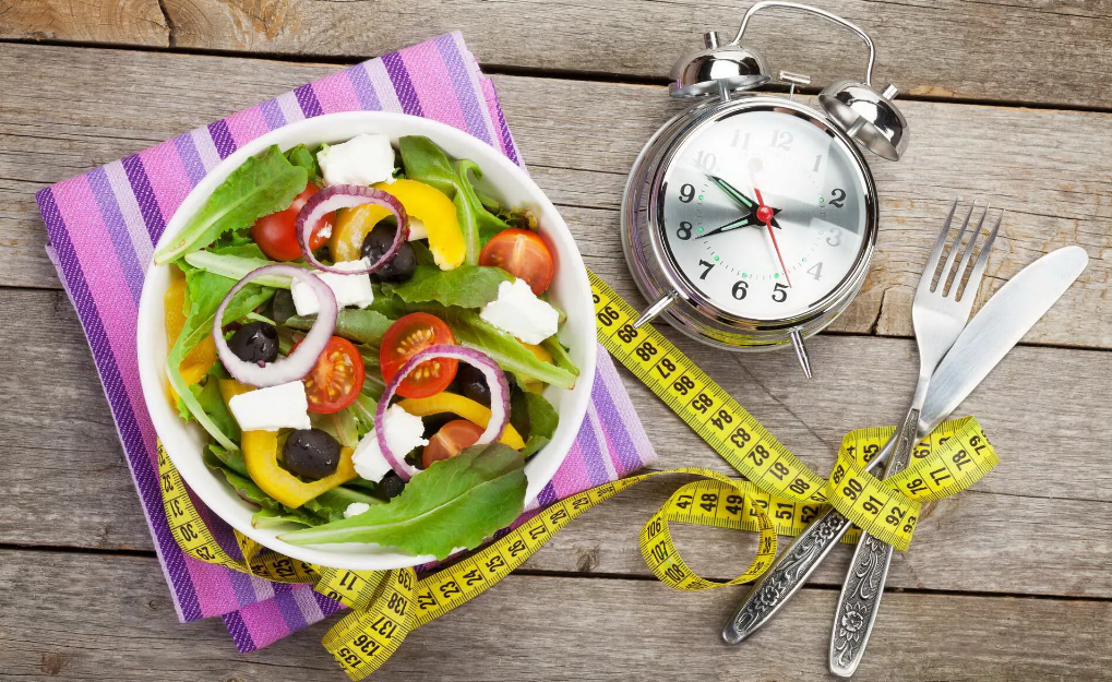 Почему нельзя еду запивать водой? Чем грозит организму интервальное голодание? И почему белки нельзя сочетать с быстрыми углеводами?