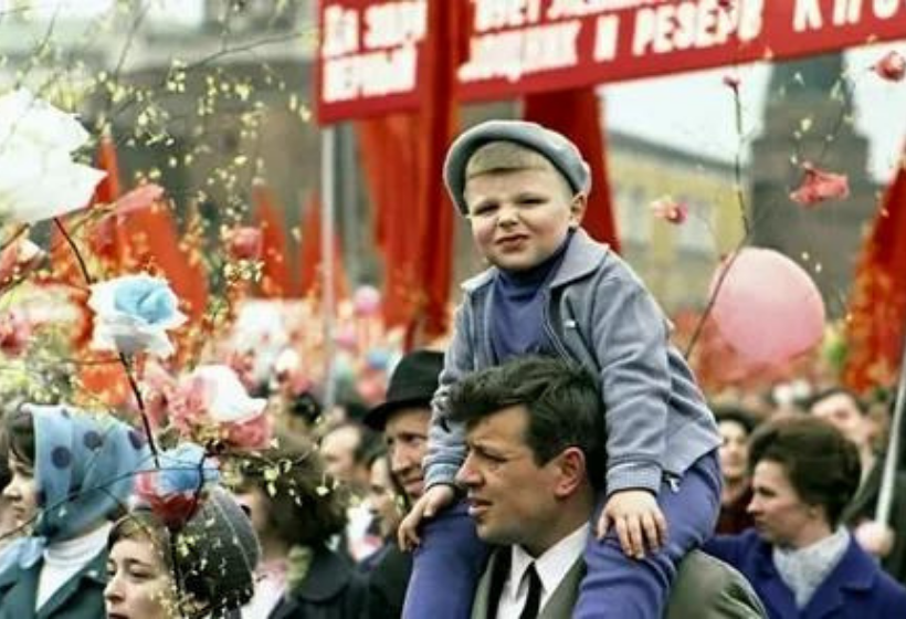 Какого числа выходим на работу: майские праздники 2022, выходные и рабочие дни. Кто будет отдыхать с 1 по 10 мая, будет ли продление?