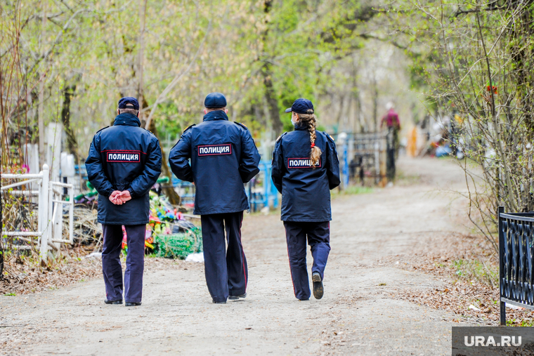 Ничего святого - охотники за металлом грабят кладбища. Фото
