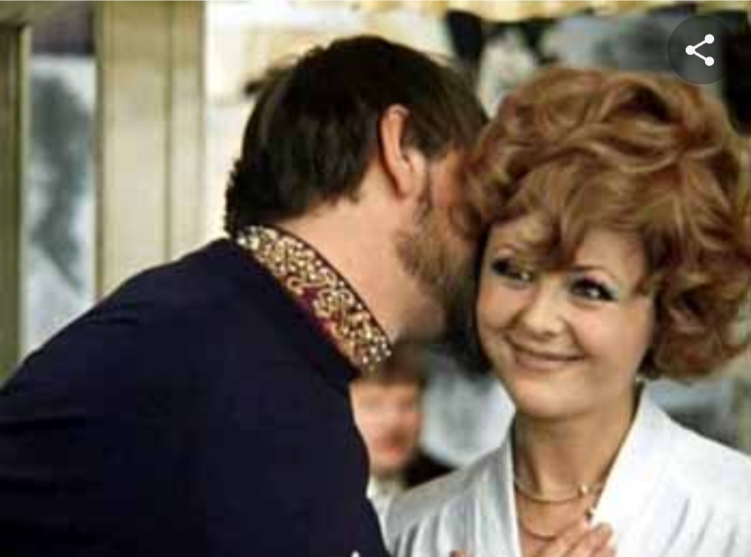 Логотип какого спортивного клуба на костюме, в который переоделся Иван Грозный в доме Тимофеева?