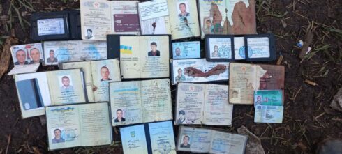 Тела убитых украинских воинов под Изюмом были оставлены их товарищами и захоронены в братских могилах российскими воинами.