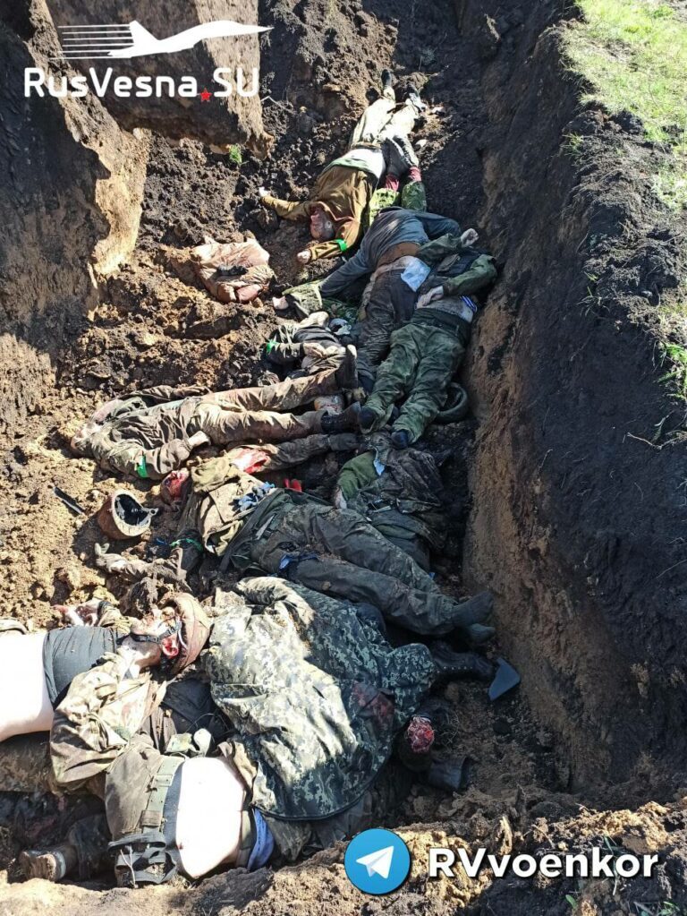 Тела убитых украинских воинов под Изюмом были оставлены их товарищами и захоронены в братских могилах российскими воинами.