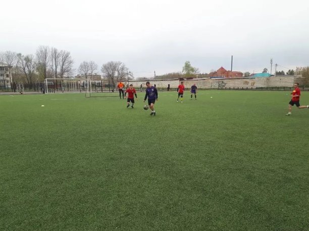 Стартовало первенство Черниговского района по футболу среди мужских команд, и даже дождь с ветром не помешали провести матчи, потому что футбол 