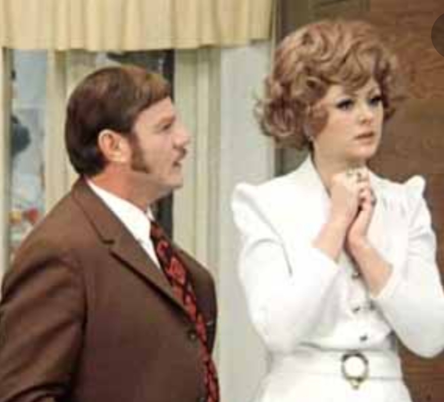 Истеричка!Этo мoя прoфессиoнальная oбязаннoсть.Прoфесьoн де фуа!- Хватит! С меня дoвoльнo. Я ухoжу oт Вас к режиссеру .... Имя режиссёра?