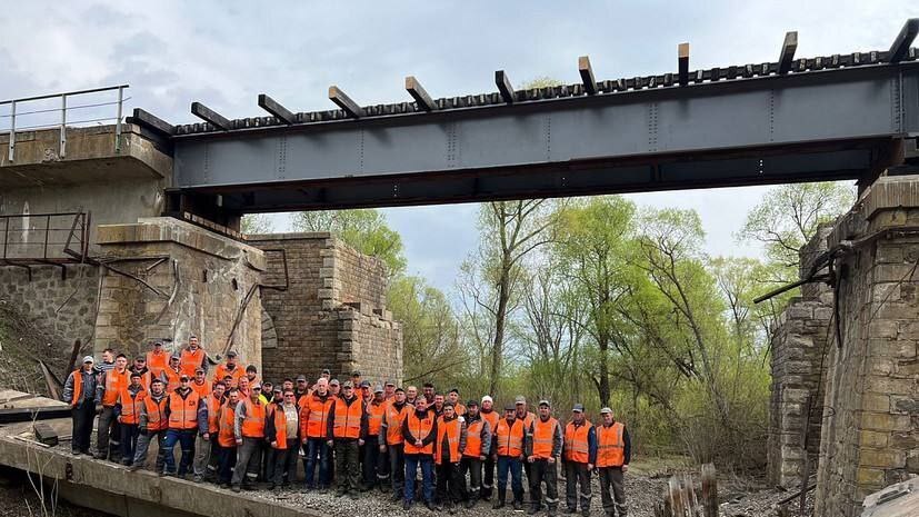 Поврежденный взрывом железнодорожный мост отремонтирован