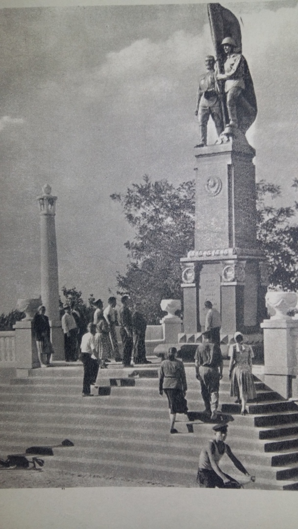 Кубань, 1966 год, старые фото. Для кого-то волнительно, а для кого – интересно. Летающая "галоша" опрыскивает сады!