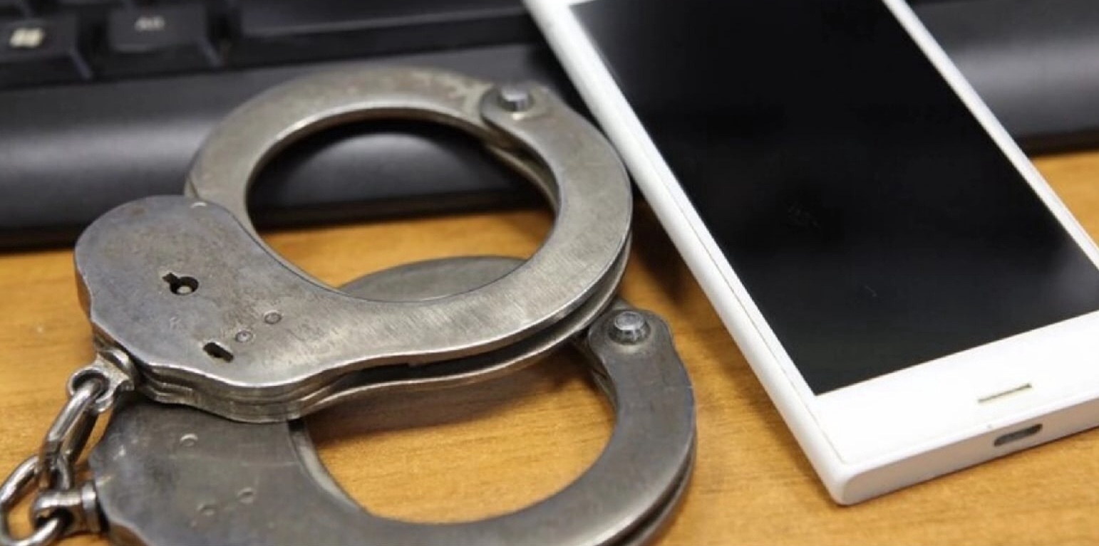 Пенсионер подыграл телефонным мошенникам и помог полиции сдать преступников.