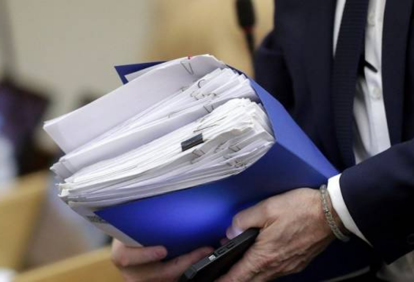 Новые законы с мая 2022: ответственность за дискредитацию СССР, защита соцвыплат от списания долгов, маткапитал отцам. Важно знать!