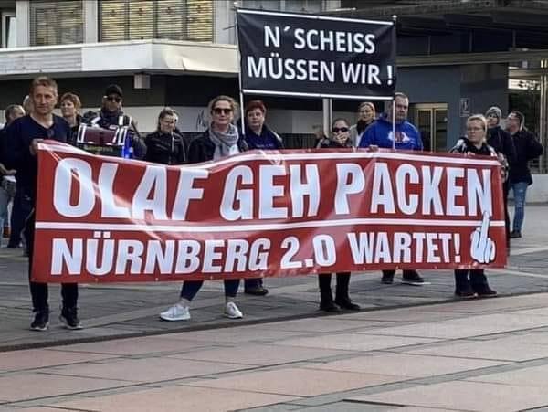А тем временем на улицах европейских городов уже начали появляться вот такие плакаты: «Мы должны! Олаф, Нюрнберг 2.0 ждет…» 😏