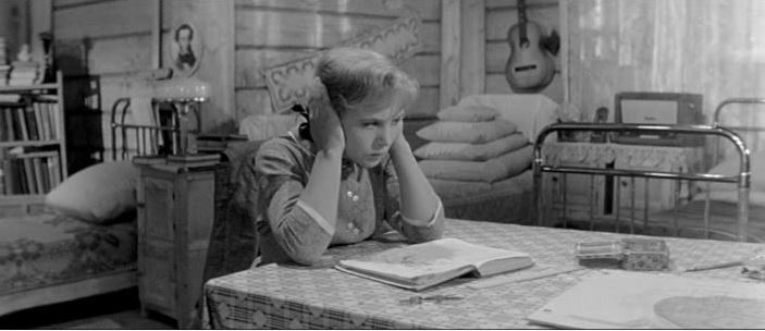 Правильно ты его, Анфиса, так и надо, знаешь, мы сегодня по истории проходили. Значит, было такое время, когда женщины мужчинами командовали.....