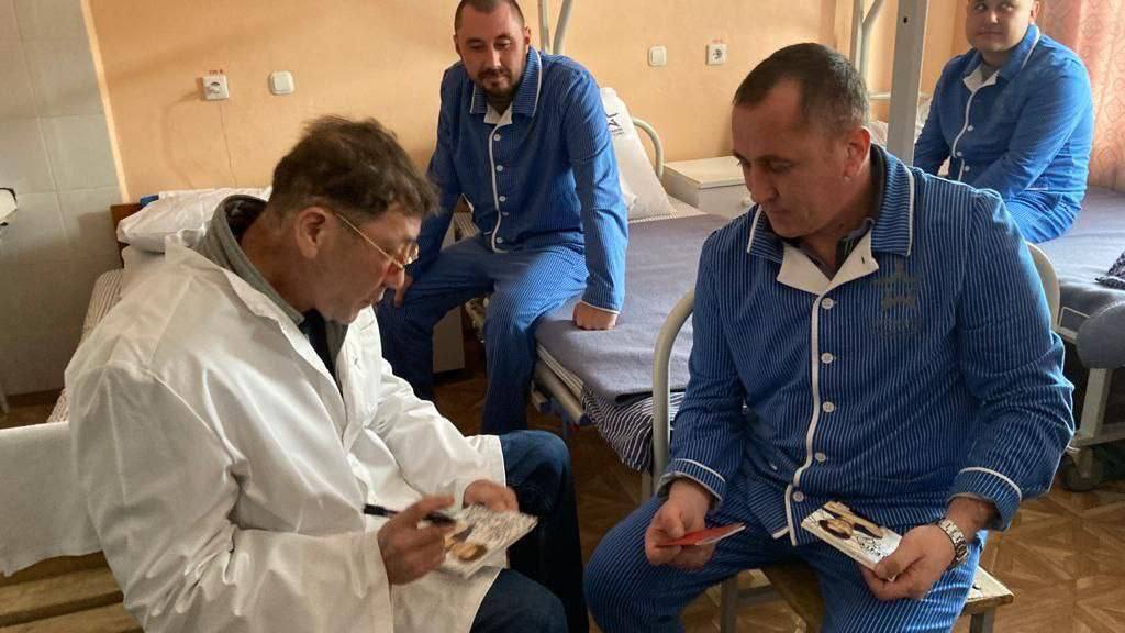 Григорий Лепс приехал в военный госпиталь в Екатеринбурге