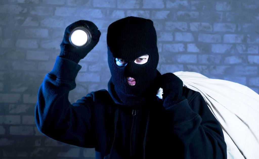 Ограбил банк на 15 миллионов рублей в Архангельской, а задержали в Астраханской области спустя девять лет