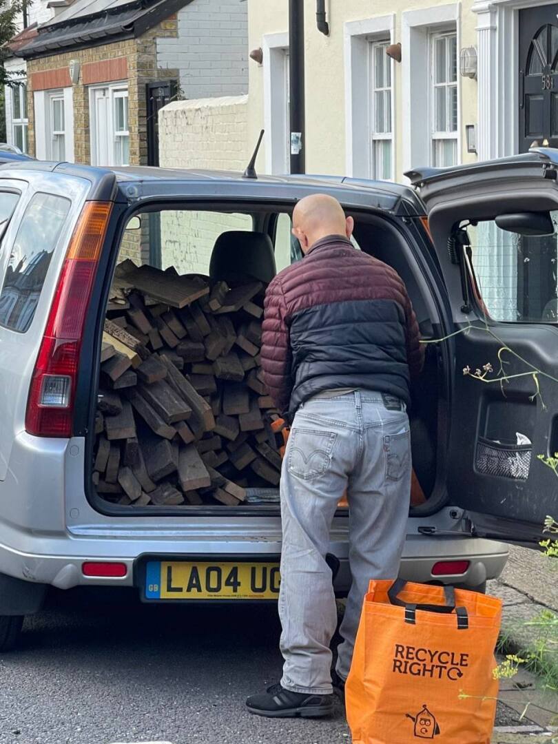 Добро пожаловать в «безгазовое» Средневековье — простые лондонцы за полгода до холодов запасаются машинами дров