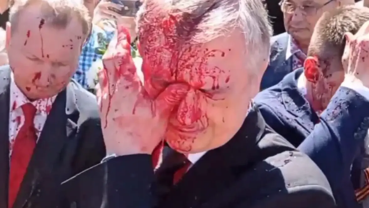 В Варшаве 9 Мая российского посла Сергея Андреева облили «кровью» и не дали возложить цветы к памятнику советских воинов.