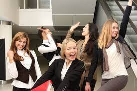 Работа: так мешает или помогает женский коллектив в служебных отношениях?