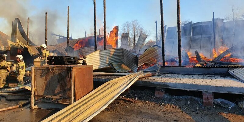 В Екатеринбурге сгорел ангар.