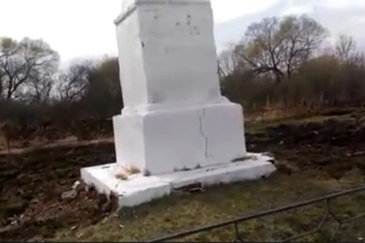 Приморский край: экскаватор повредил монумент.