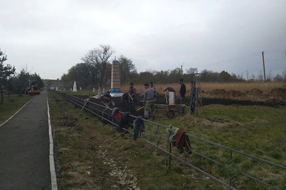 Приморский край: экскаватор повредил монумент.