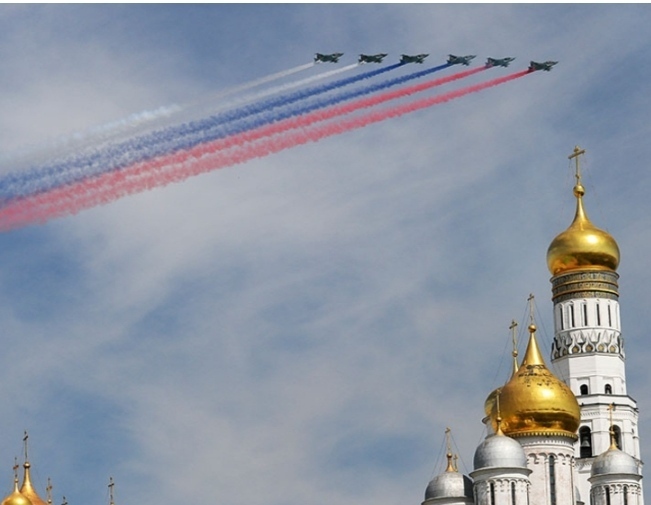 А точно ли дело в нелётной погоде? Почему, во многих городах России, отменили авиапарады?