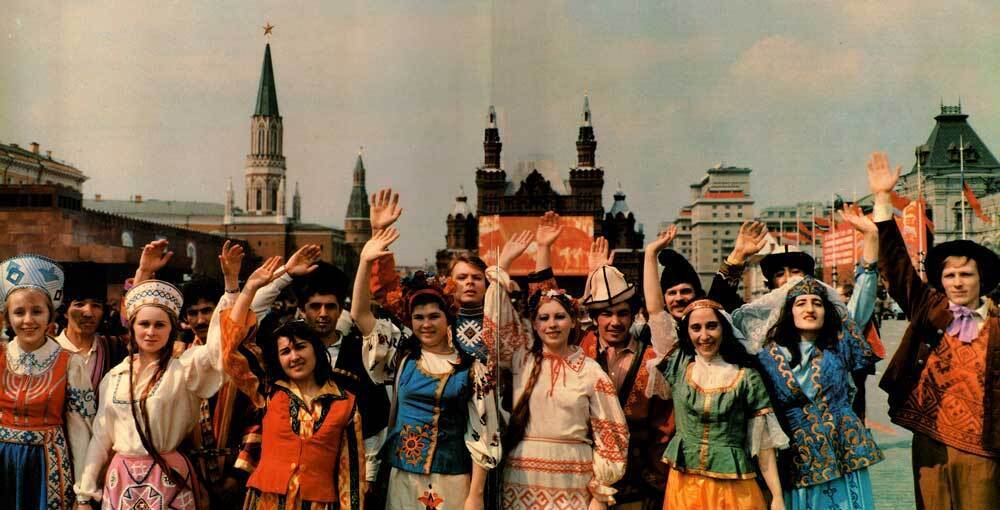 В войну немцы захватили Францию за 38 дней. В Сталинграде Дом Павлова держался 58 дней! Франция и Германия объединились 9 мая. А мы развалили СССР!