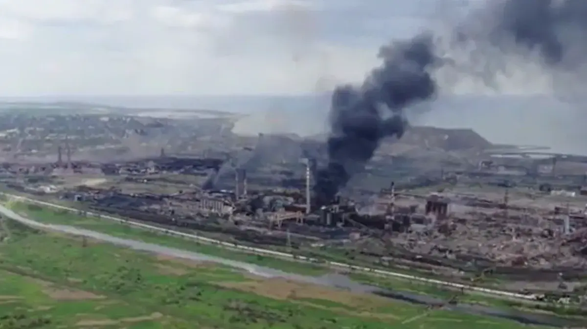 Осада «Азовстали»: войска ДНР вычисляют боевиков «Азова»*дронами, над заводом огромные клубы черного дыма, военные ВСУ грамотно используют оружие