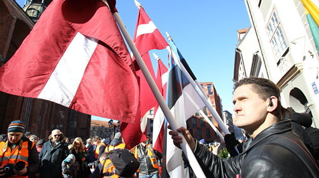 Встретили тех, кто пришел 9 мая на кладбище. Почему политики Прибалтики боятся «Бессмертного полка»