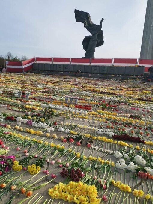 В Латвии бульдозером убрали возложенные 9 мая к памятнику Освободителям Риги цветы