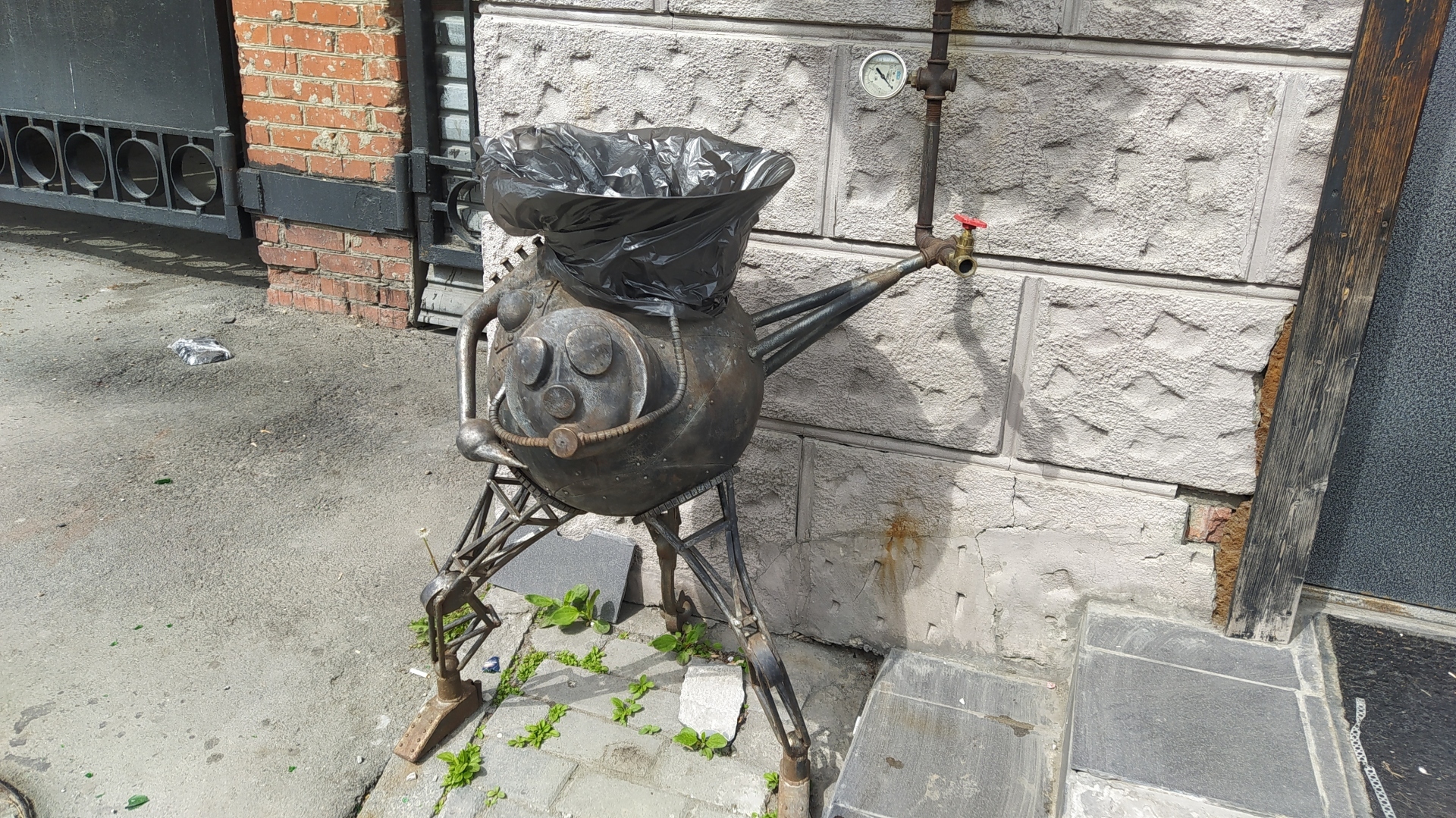 Челябинские мусорки настолько суровы.... Есть предположение что или кто это?