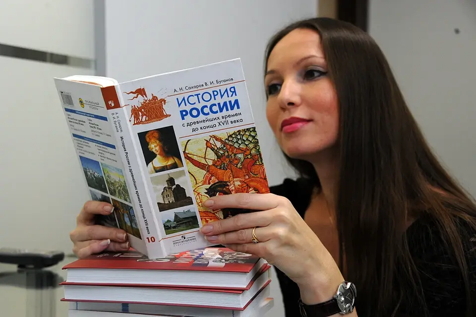 Почему Владимир Путин не нашел упоминание о Сталинградской битве в учебных пособиях. Или кто этому способствовал?
