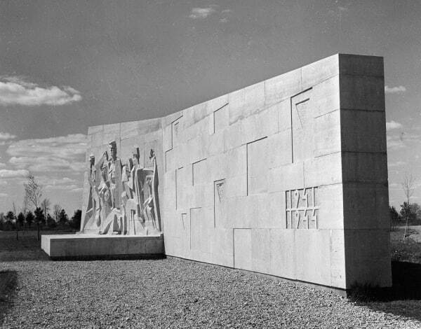 Прибалты уничтожают историю и память о ней