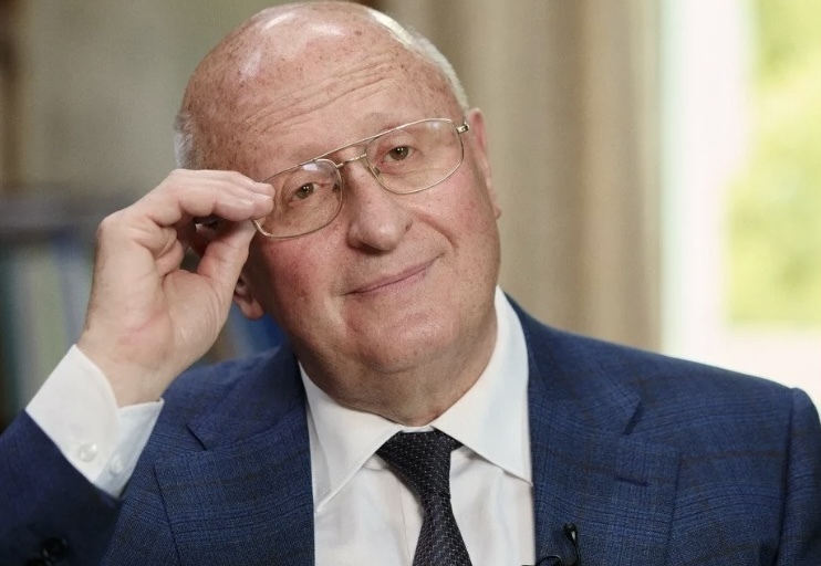 Солдатам и детям собираем всей страной-у государства на это денег нет, зато есть на вакцинацию. А. Гинцбург о сроках исследования вакцин для детей.