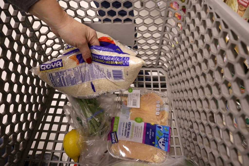 New Hork Times сообщает.Поскольку инфляция толкает цены на продукты, покупатели говорят ‘Ой’