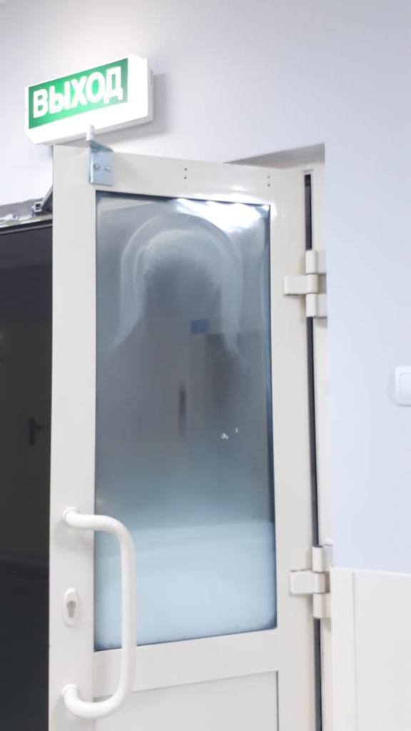 Знак свыше: в московском военном госпитале на дверях проступил лик Пресвятой Богородицы