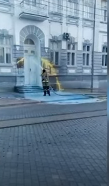 Укровандалы облили краской здание администрации Евпатории