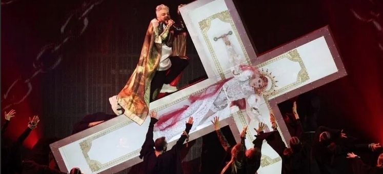 Пляски на кресте и неприкрытое беснование на Юбилейном концерте Филиппа Киркорова