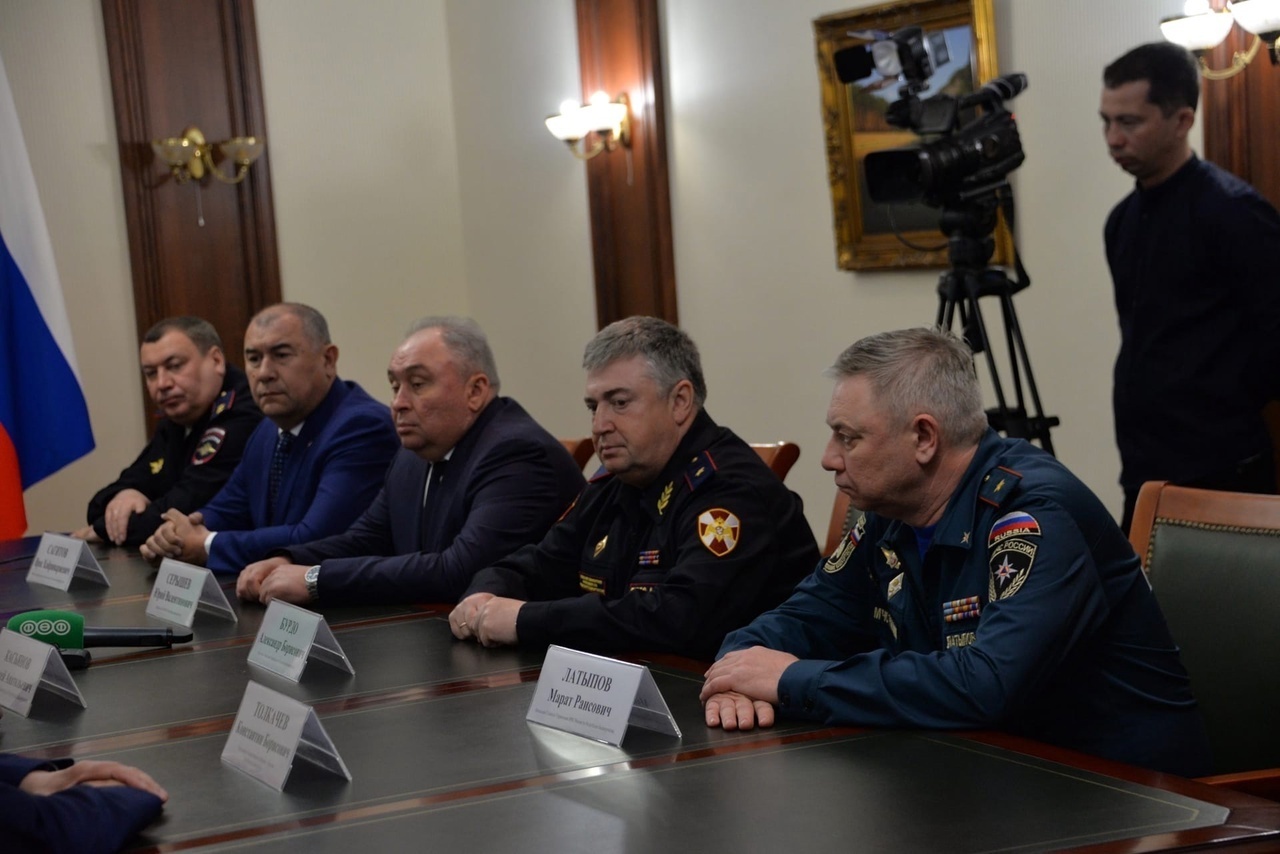 В Башкортостане командующий Приволжским округом Росгвардии вручил государственные награды сотрудникам ведомства, участникам спец. военной операции