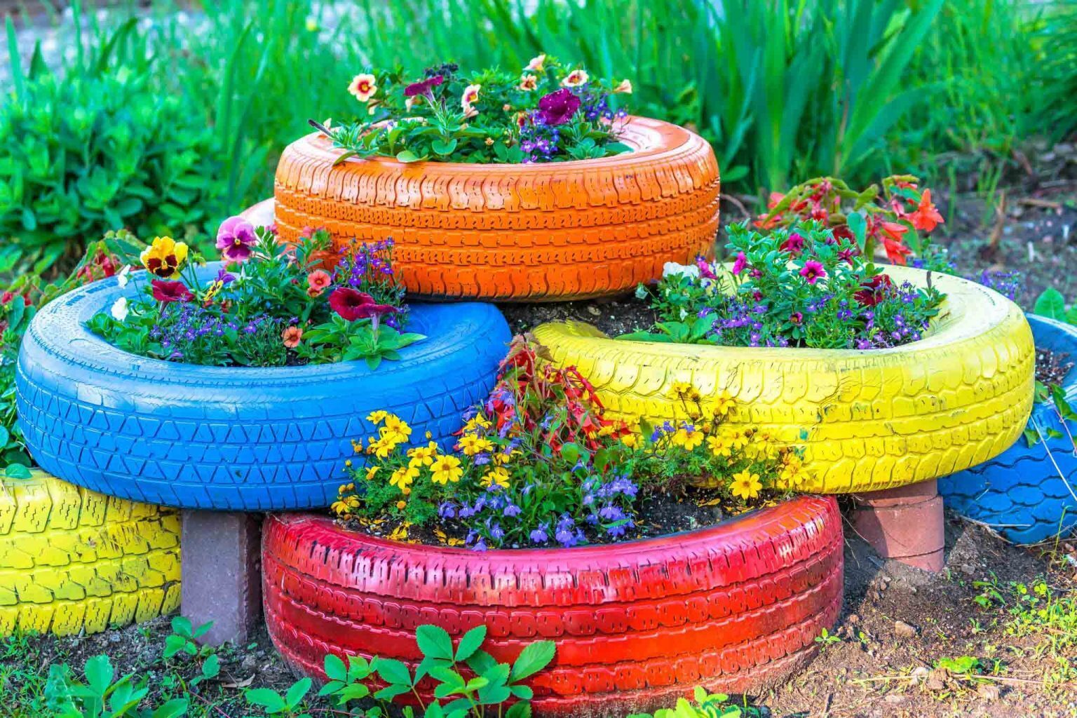 Как красиво покрасить колеса в саду фото