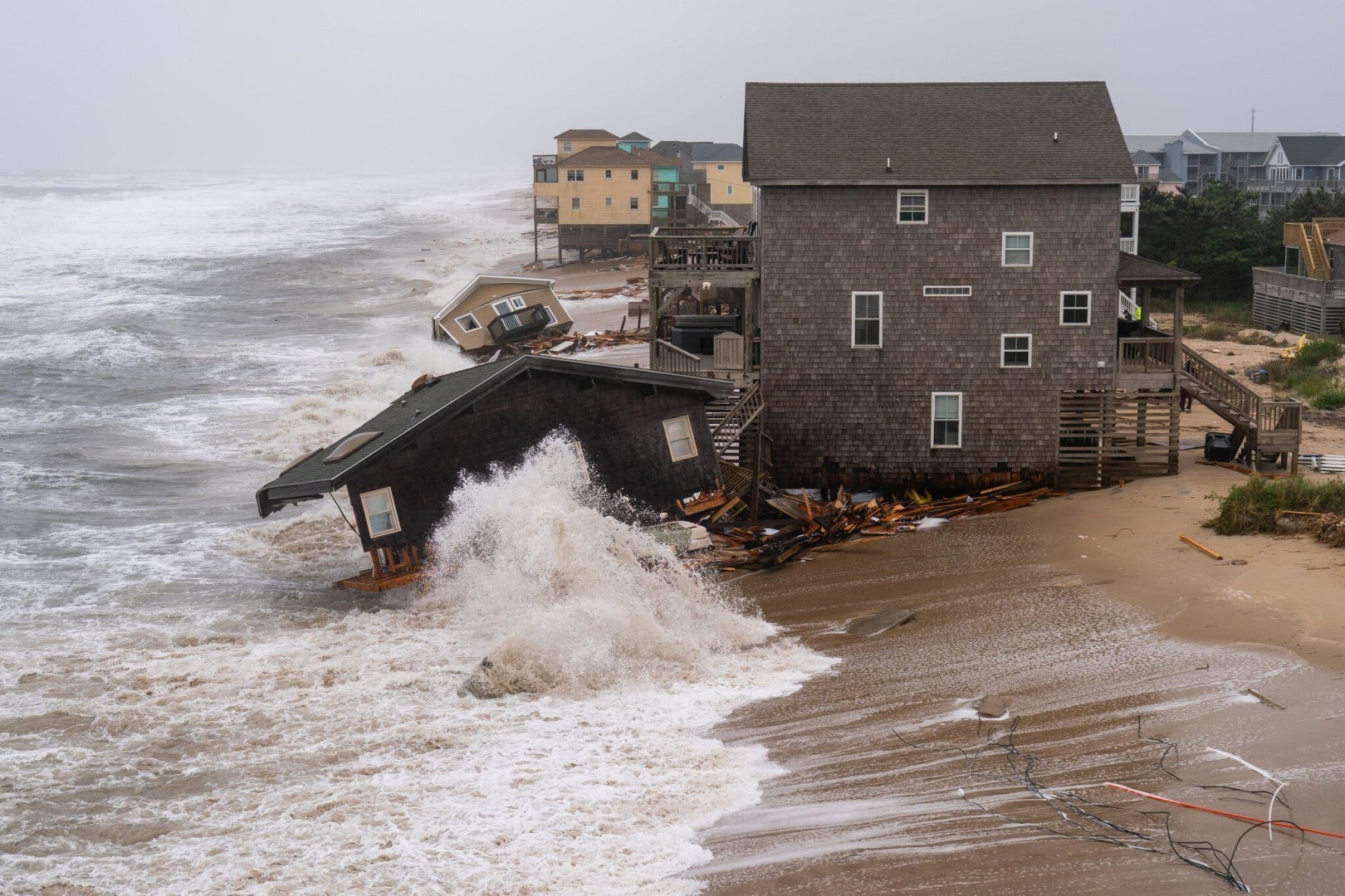 Пляжные домики на берегах поглощаются морем