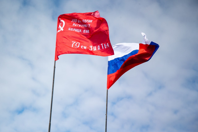 Нужно изменить флаг России?