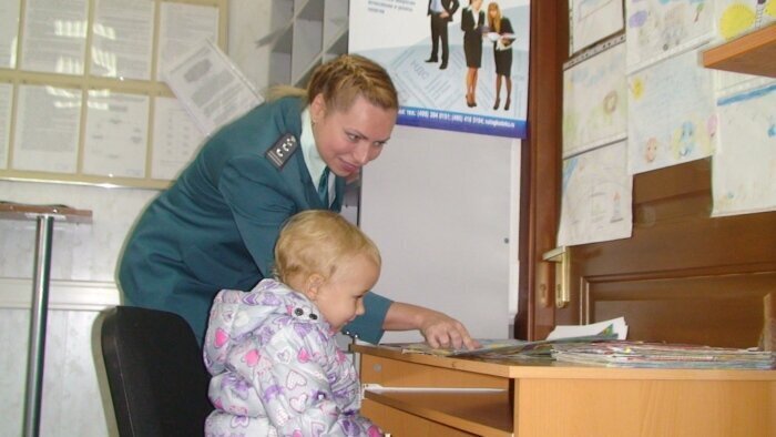 Если ребенок продает квартиру, налог платить?