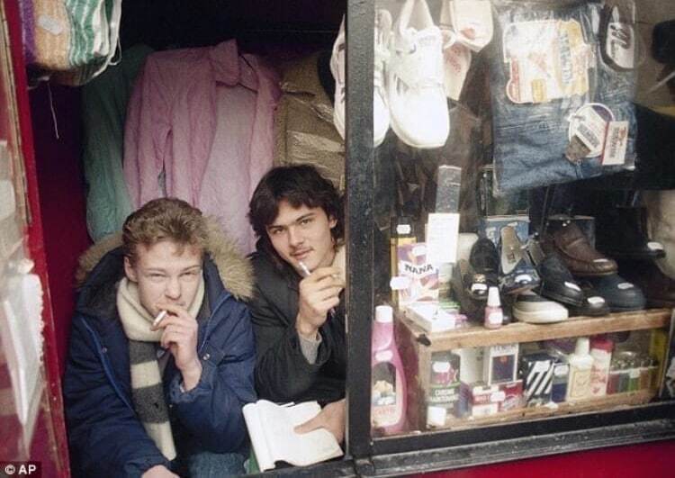 А это ностальгия! Перестройка, Двое мужчин продают одежду и обувь в киоске. Россия, 1992 год. History Hub