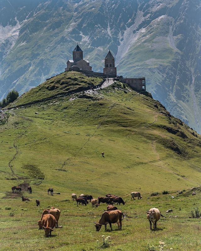 Божественная природная красота, знаменитая гора Казбек и рядом Троицкая церковь