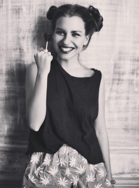 Хорошо африканским женщинам: не заморачиваются на счёт платьев — одела бусики — и красавица)!