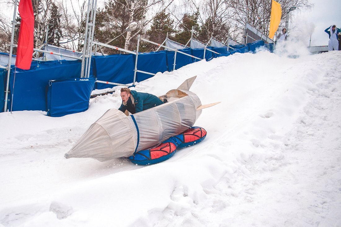 Зимой нашим детям не на чем будет кататься с горок. Космическая отрасль России больше не выпускает санки. Но на батуты переходить тоже не намерена