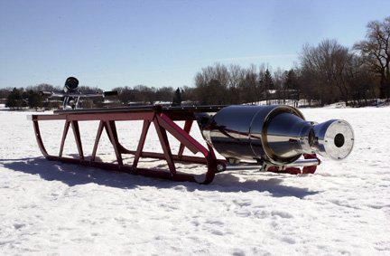 Зимой нашим детям не на чем будет кататься с горок. Космическая отрасль России больше не выпускает санки. Но на батуты переходить тоже не намерена