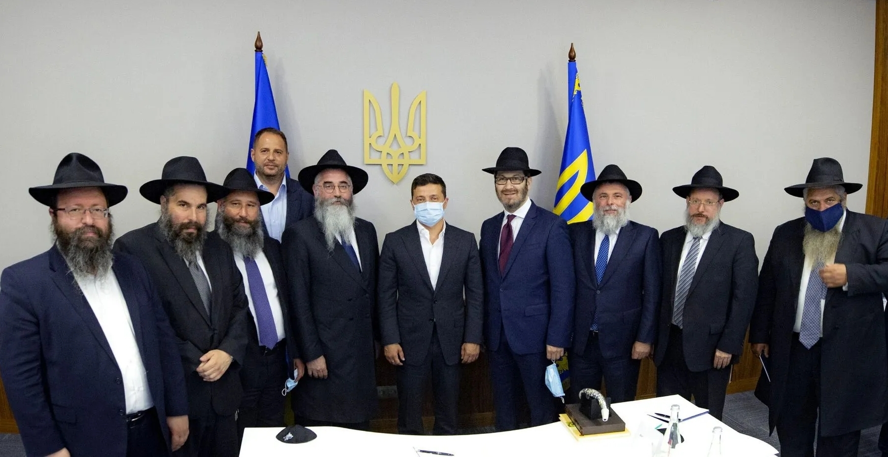 В мире животных. Жизнь жалких зверей. И президент у них "добрый" еврей! Добрый до жути... Такая уж роль, Выгоды ради, крутиться изволь! Лика Кугейко 