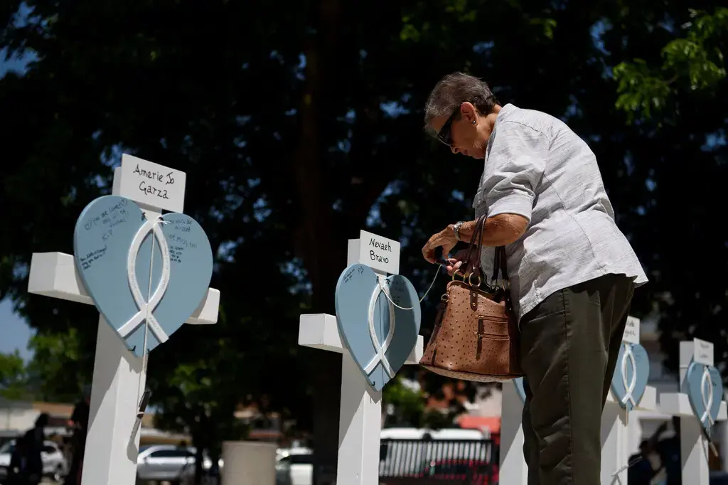 Uvalde Live Updates: Дни после резни, N.R.A. собирается в Техасе